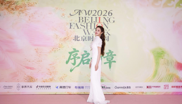 孙嘉璐现身AW2016北京时装周  秀场内外展现独特时尚魅力